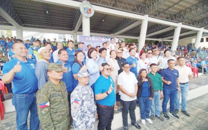 Candidates running for various posts in Iloilo City pose with law enforcement authorities and the religious following their covenant signing for the May 12, 2025 midterm elections at the Freedom Grandstand on February 20, 2025. Election Officer IV lawyer Pinky Jevini Tentativa urged candidates to seal with a vow to genuinely serve the people after they recited their pledge and signed the covenant. PNA