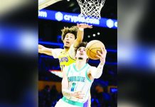 Charlotte Hornets’ LaMelo Ball eluded the defense of Los Angeles Lakers’ Jaxson Hayes for an inside hit. PHOTO COURTESY OF WILLIAM LIANG/AP