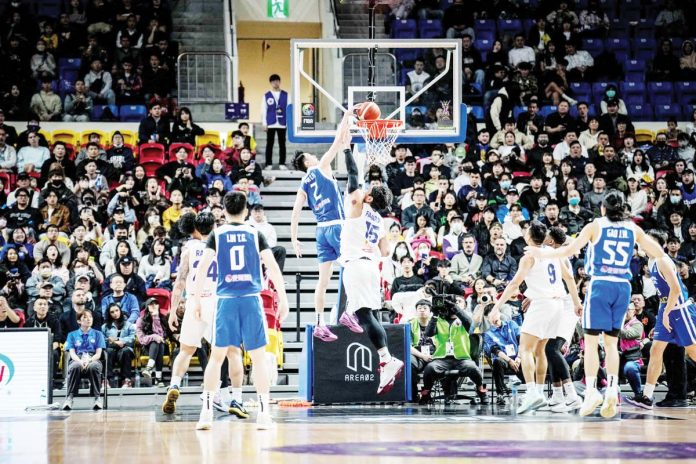 Chinese Taipei’s Chien-Hao Ma scores a dunk against the defense of Gilas Pilipinas’ June Mar Fajardo. FIBA PHOTO