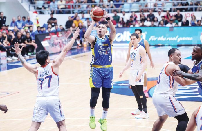 Magnolia Chicken Timplados Hotshots’ Paul Lee pulls up for a basket. PBA PHOTO