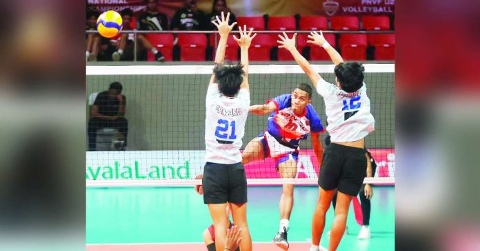 One Silay Sports’ Vin Mark Canoy scores against two Umingan Volleyball Club defenders. PNVF PHOTO