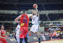 Converge FiberXers’ Jordan Heading goes for a tough basket against the defense of Rain or Shine Elasto Painters’ Keith Datu. PBA PHOTO