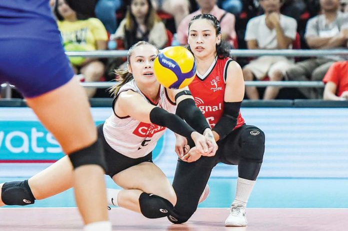 Cignal HD Spikers’ Vanessa Gandler tries to save the ball. PVL PHOTO