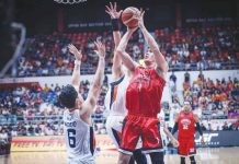 Barangay Ginebra San Miguel Kings’ Jeth Troy Rosario attacks the Meralco Bolts’ defense for an inside hit. PBA PHOTO