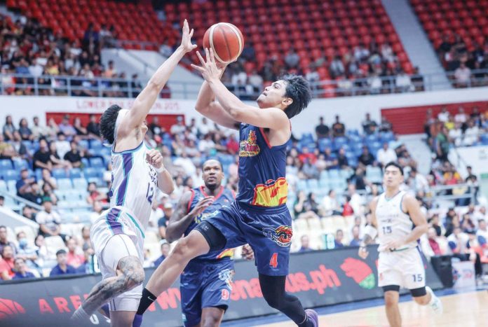 Rain or Shine Elasto Painters’ Mike Malonzo attacks the defense of Converge FiberXers’ Alec Stockton for an inside hit. PBA PHOTO