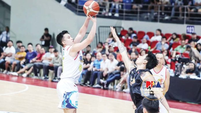 Rain or Shine Elasto Painters' Anton Asistio pulls up for a basket against the defense of TNT Tropang Giga’s Kim Aurin. PBA PHOTO