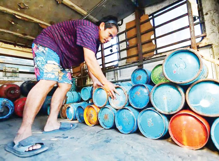 The government and liquefied petroleum gas (LPG) manufacturers have long been reminding consumers to exchange dilapidated and substandard LPG with newer ones. PHOTO COURTESY OF ABS-CBN NEWS