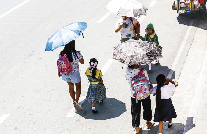 Learners in Quezon City walk back home under extreme heat on March 3, 2025. The state weather bureau’s forecast heat index of up to 46 degrees Celsius prompted some local government units to cancel face-to-face classes on Monday. PNA