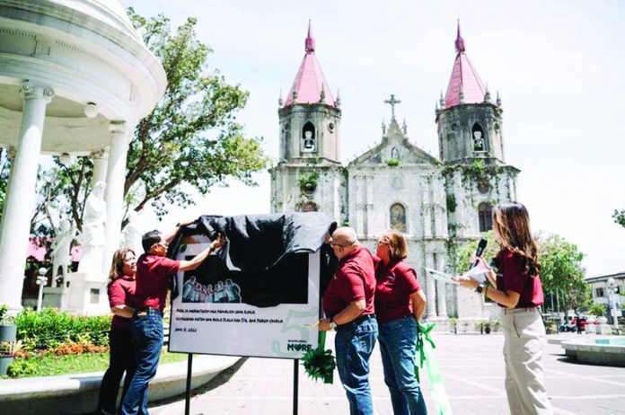 To mark its fifth anniversary of operation in Iloilo City, MORE Electric and Power Corporation (MORE Power) enveiled its Molo Plaza Marker, one of its seven commemorative markers, symbolizing cultural preservation. The famous St. Anne Parish Church can be seen in the background. The marker is a testament to MORE Power’s commitment to heritage conservation through enhanced lighting. Present at the unveiling are MORE Power’s MANCOM, VP, Marketing and Corporate Affairs and Customer Care Department’s Ma. Cristina D. Cabalhin; Engr. Christopher Serojano, Head of Network Operations Group; Niel Parcon, Vice President, Corporate Energy Sourcing and Regulatory Affairs; and AVP for Human Capital Management Daphne Karina De Pedro.