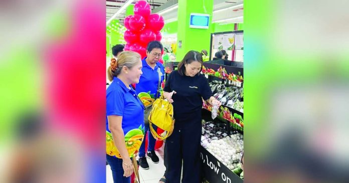 Various fresh produce of the Bacolod City farmers such as onions, eggplants, okra, string beans, tomatoes, oyster mushrooms, bell pepper, pechay, and batuan, among many others, are now available at the suspermarket of Gaisano Grand City Central Mall. BACOLOD CITY PIO PHOTO