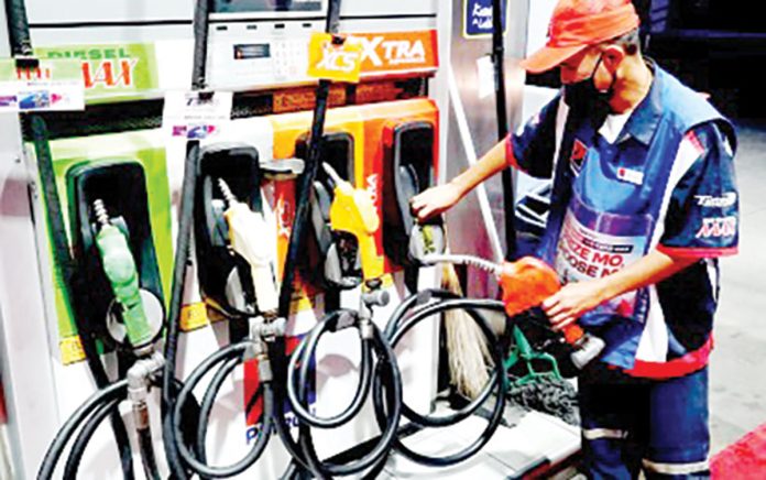 Oil firms will reduce gasoline prices by P1.70 per liter and 90 centavos per liter for diesel today, March 11, 2025. PNA FILE PHOTO