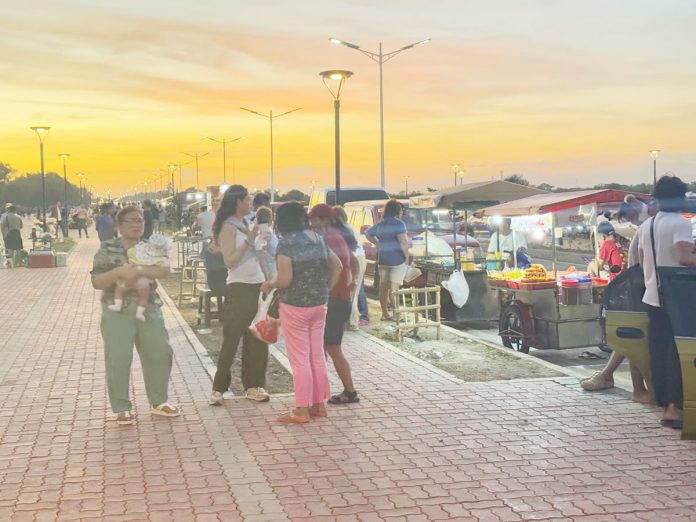 The Iloilo City Government bans on-site cooking of street food on the Iloilo Sunset Boulevard. MAI LADIAO PHOTO