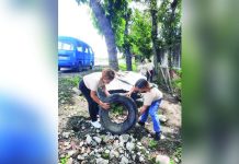 Old tires can hold stagnant water that might become mosquito breeding sites. Photo shows barangay health workers of Jibao-an, Pavia, Iloilo discarding an old tire containing stagnant water during the “Alas-Kwatro Kontra Mosquito” drive. BRGY. JIBA-O PAVIA UPDATES/FB PHOTO