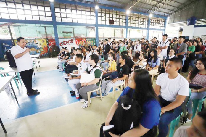 INVESTING IN ILOILO CITY’S FUTURE. A group of Uswag scholars share an insightful conversation with Mayor Jerry P. Treñas, underscoring the city government’s commitment to investing in the future of the Ilonggo youth. Through the Uswag Scholarship program and other educational initiatives, the Treñas administration remains dedicated to empowering and nurturing the next generation.