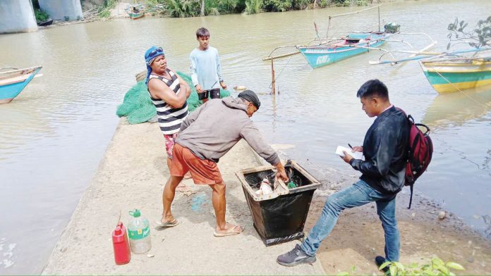 A statistical researcher (right) enumerates samples in Barangay Guiwanon, Nueva Valencia, Guimaras. PSA-GUIMARAS PHOTO