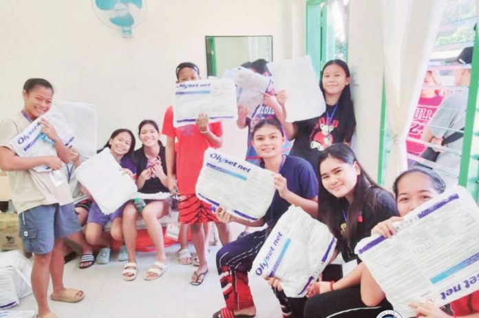 Some of Iloilo Province’s delegates to the Western Visayas Regional Athletic Association (WVRAA) Meet in Antique receive mosquito nets from the provincial government for extra protection against mosquitos bites. Dengue cases are rising. BALITA HALIN SA KAPITOLYO PHOTO