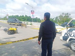 A police officer secures the spot where motorcycle-driving businessman Delfin Britanico was shot to death in Barangay Nabitasan, La Paz, Iloilo City on Jan. 19. 2020. PN FILE