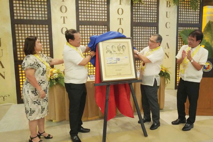 Bago City’s Mayor Nicholas Yulo (second from right) and Vice Mayor Ramon Torres (right), with PHLPost postmaster general and chief executive officer Luis Carlos (second from left) and area director Dr. Donabel Asuncion, lead the unveiling of the commemorative stamps featuring four distinguished sons of Bago in rites held at the Bago City Community Center on March 4.