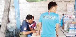 A member of the Iloilo City Anti-Smoking Task Force (ICAST) issues a citation to a violator caught smoking in a restricted area, as part of the city’s intensified crackdown on smoking violations. ILOILO CITY GOVERNMENT PHOTO