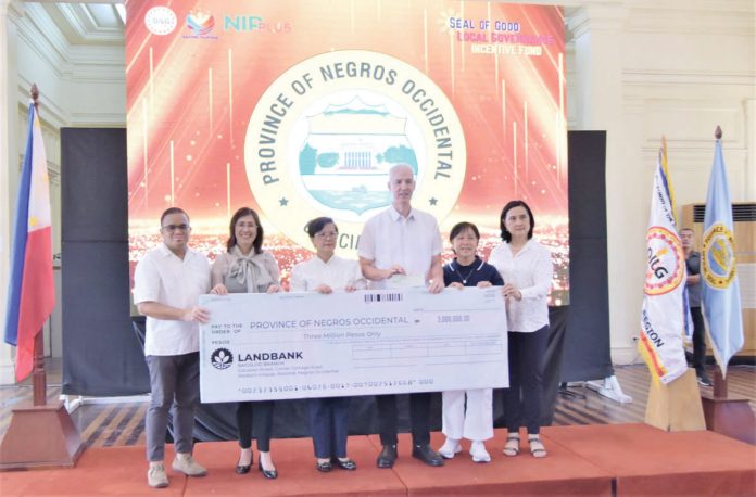 Gov. Eugenio Jose Lacson (fourth from left) received the incentive fund of P3 million for Negros Occidental as a passer of the 2024 Seal of Good Local Governance from the Department of Interior and Local Government, on March 7, 2025. PROV’L GOV’T OF NEGROS OCCIDENTAL/FB PHOTO