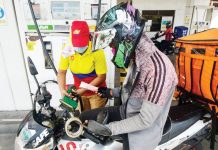 Diesel and kerosene prices will decrease today, March 18. Photo shows a motorist queuing for fuel at a gas station in Quezon City. MARK DEMAYO, ABS-CBN NEWS/FILE PHOTO