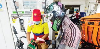 Diesel and kerosene prices will decrease today, March 18. Photo shows a motorist queuing for fuel at a gas station in Quezon City. MARK DEMAYO, ABS-CBN NEWS/FILE PHOTO