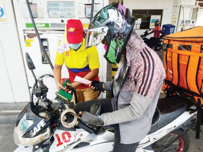 Diesel and kerosene prices will decrease today, March 18. Photo shows a motorist queuing for fuel at a gas station in Quezon City. MARK DEMAYO, ABS-CBN NEWS/FILE PHOTO