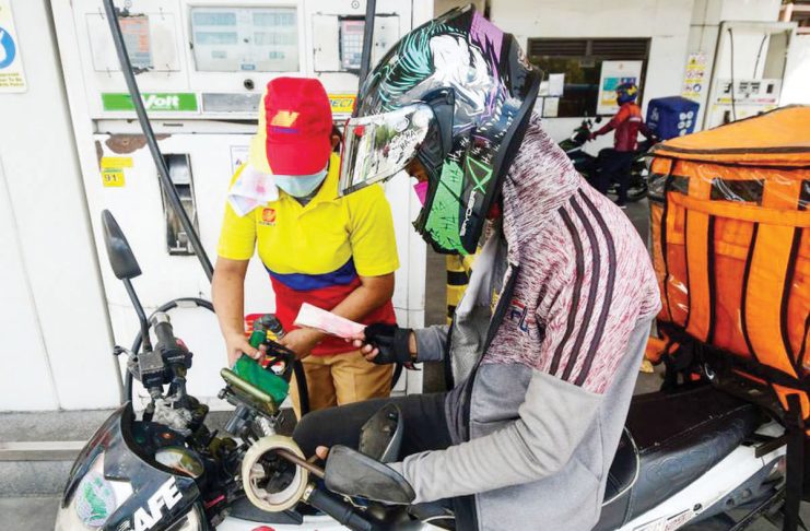 Diesel and kerosene prices will decrease today, March 18. Photo shows a motorist queuing for fuel at a gas station in Quezon City. MARK DEMAYO, ABS-CBN NEWS/FILE PHOTO