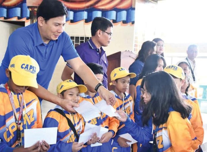 Mayor Ronnie Dadivas distributes cash incentives to student-athletes who represented Roxas City during the Western Visayas Regional Athletics Association Meet 2025 and won medals. RONNIE DADIVAS/FACEBOOK PHOTO