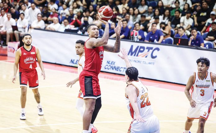 Barangay Ginebra San Miguel Kings’ Jamie Malonzo pulls up for a basket against the defense of NorthPort Batang Pier’s Cade Flores. PBA PHOTO