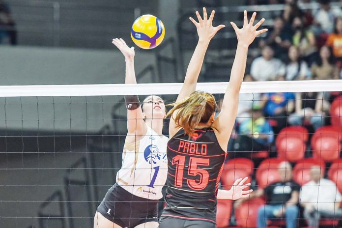 ZUS Coffee Thunderbelles’ Michelle Gamit scores against the defense of Petro Gazz Angels’ Myla Pablo. PVL PHOTO