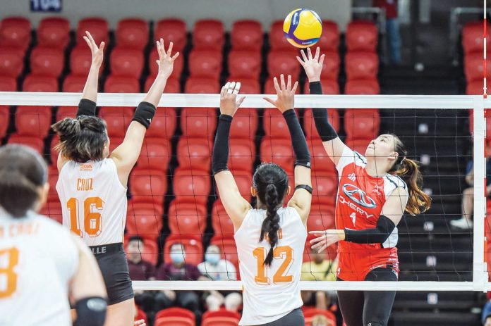 Ilongga Princess Anne Robles of Chery Tiggo Crossovers drops the ball against the defense of Farm Fresh Foxies. PVL PHOTO