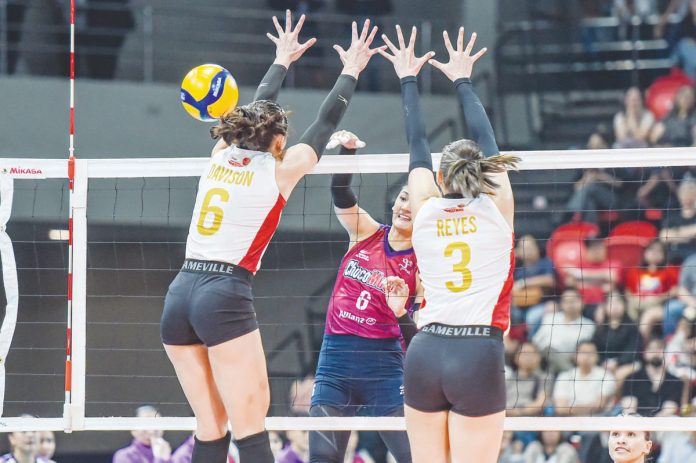 Choco Mucho Flying Titans’ Dindin Santiago-Manabat smashes the ball towards the defense of PLDT High Speed Hitters’ Savannah Davison. PVL PHOTO