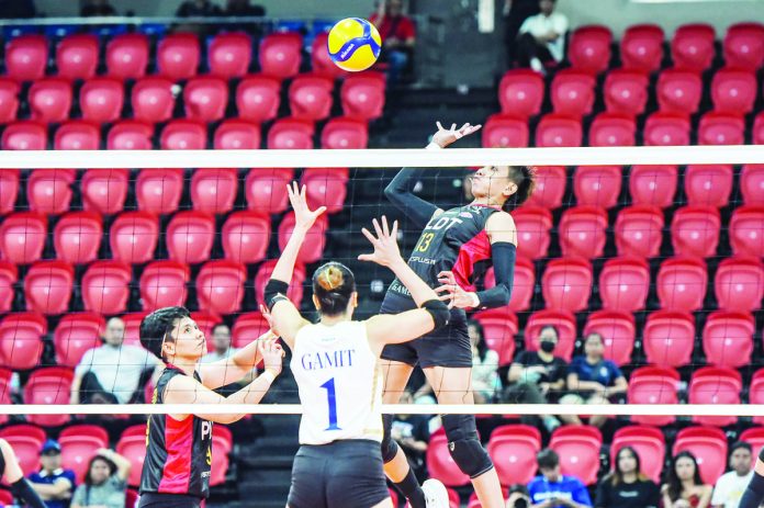 Aklanon Dell Palomata of PLDT High Speed Hitters tries to score against the defense of ZUS Coffee Thunderbelles’ Michelle Gamit. PVL PHOTO