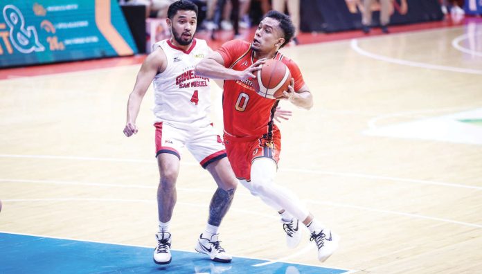 Ilonggo Juan Paolo Taha of NorthPort Batang Pier eludes the defense of Barangay Ginebra San Miguel Kings’ Rhon Jay Abarrientos for an inside hit. PBA PHOTO